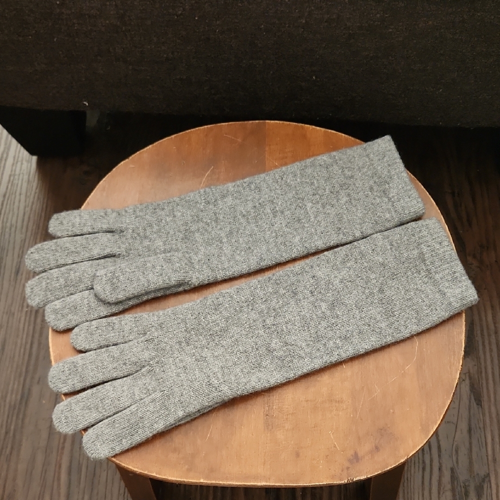 NEW Holt Renfrew Luxurious & Super Soft Grey 100% Cashmere Gloves OS